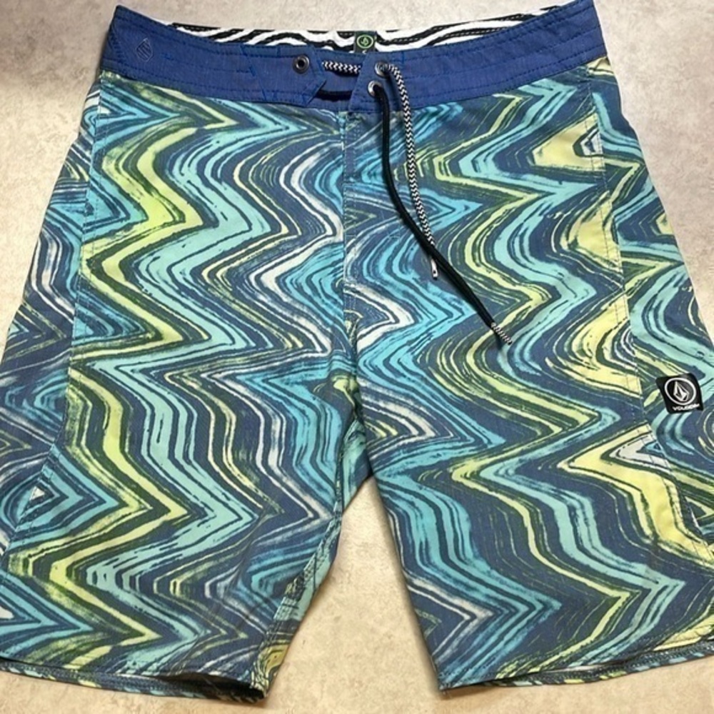 Volcom men’s board shorts blue/gray. Size 28.